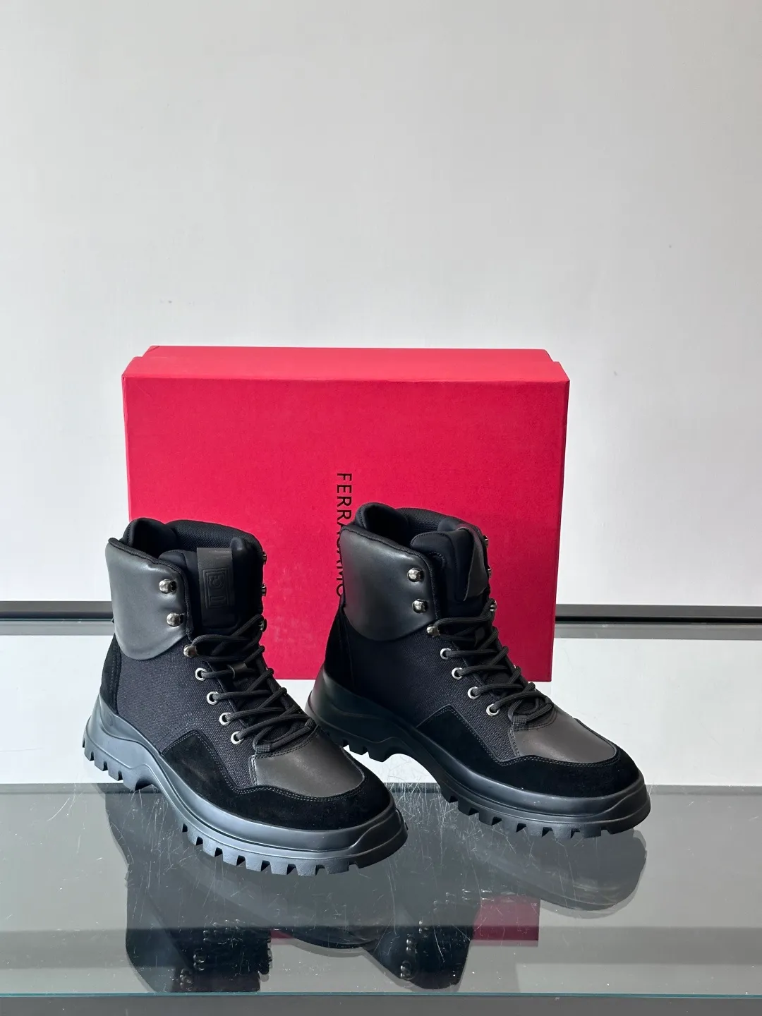 Men's shoes 💰960 Ferragamo's thick-soled lace-up short boots are made of suede + fabric splicing. They have a delicate texture and are breathable. The black rubber thick soles are wear-resistant and have strong traction. They can be worn every day outdoors! The shoelaces are super vibrant and the metal fastener details are perfect. The boot shaft is adjustable, comfortable and stable to wear. It goes well with workwear style or casual style in autumn and winter. It is warm and fashionable. It is suitable for outdoor activities or daily commuting! size: 39-44 (customized at 38.45.46)